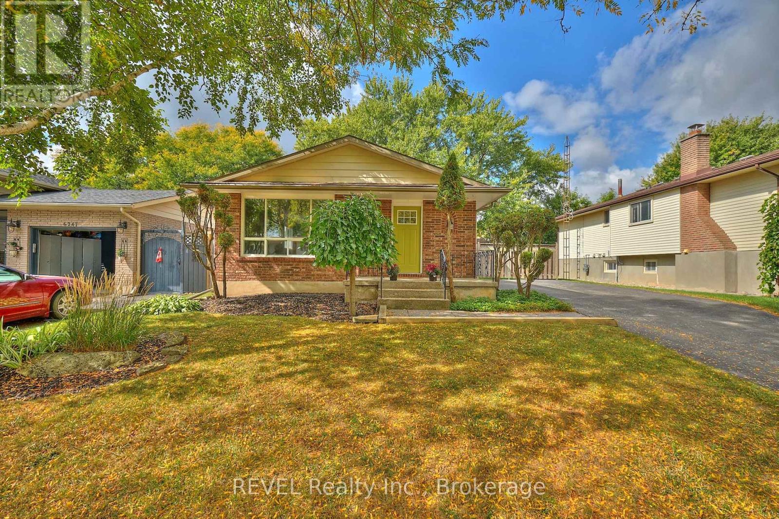 6237 Monterey Avenue, Niagara Falls (West Wood), Ontario  L2H 2A5 - Photo 1 - X12431637