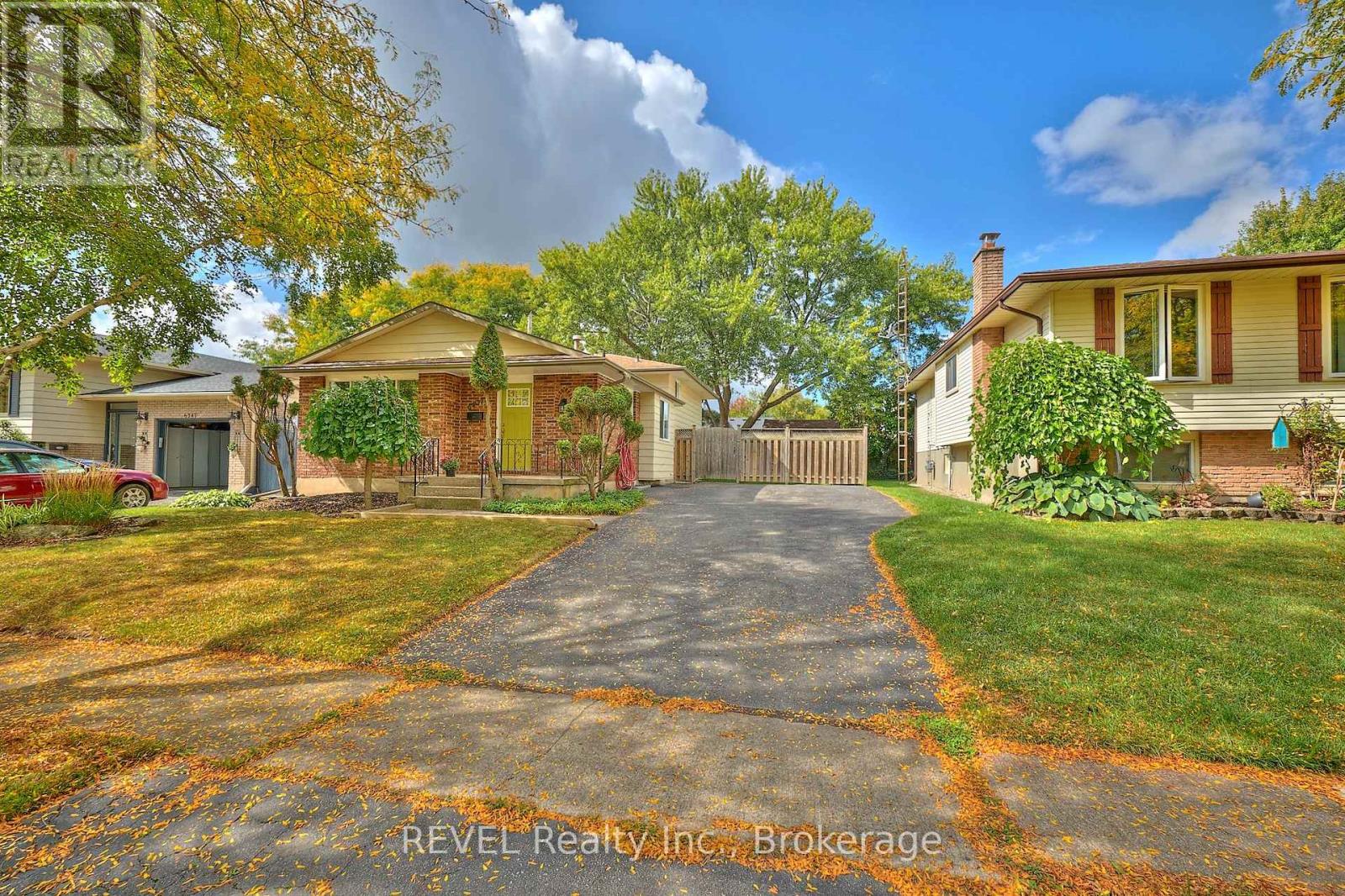 6237 Monterey Avenue, Niagara Falls (West Wood), Ontario  L2H 2A5 - Photo 2 - X12431637