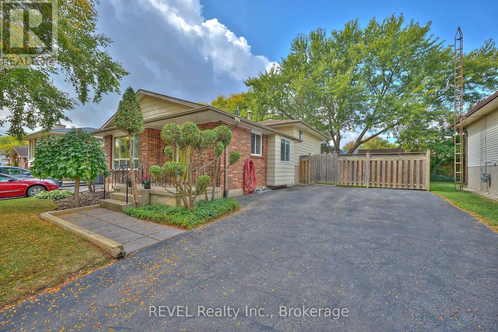 6237 Monterey Avenue, Niagara Falls (West Wood), Ontario  L2H 2A5 - Photo 3 - X12431637