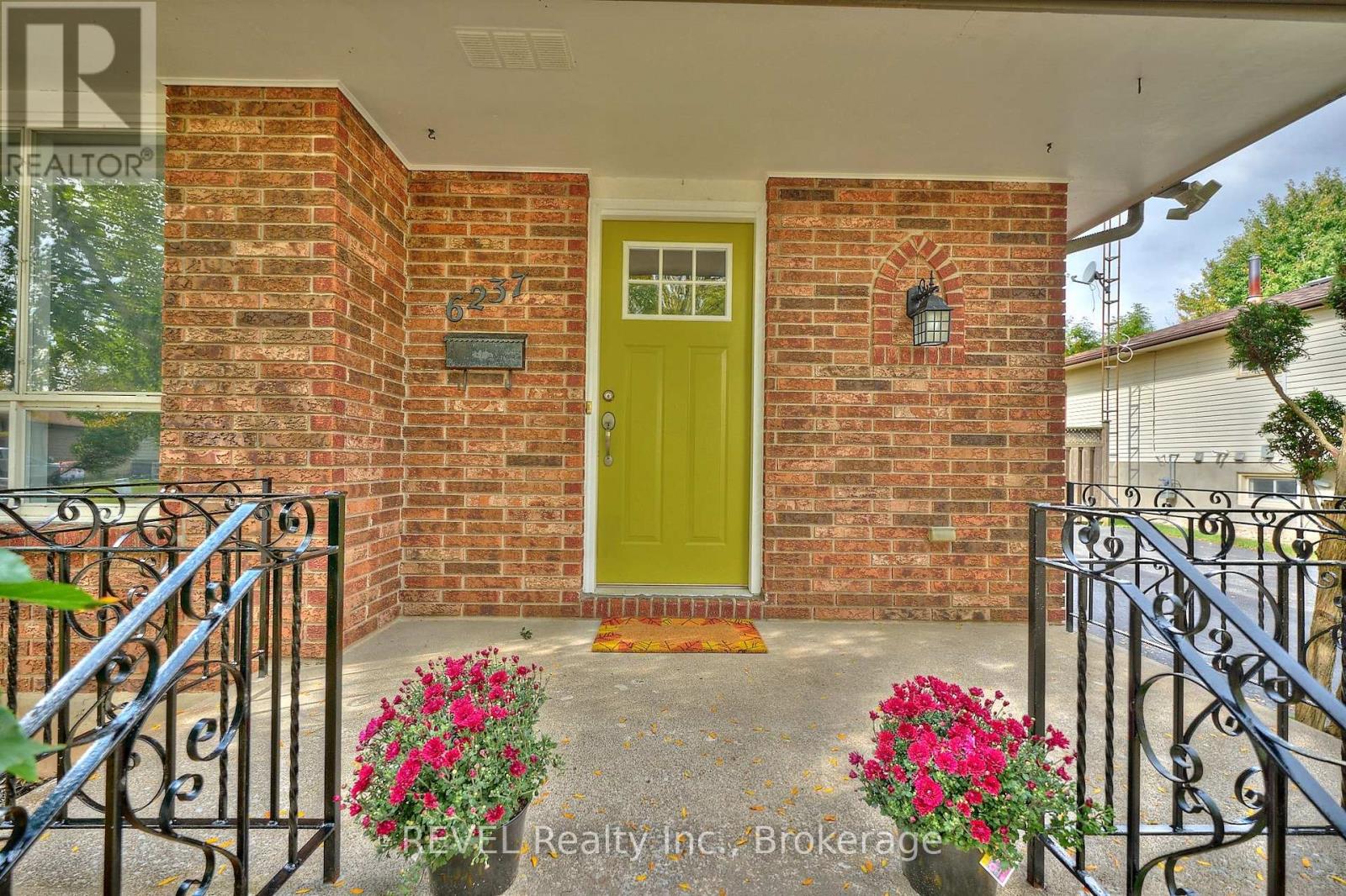 6237 Monterey Avenue, Niagara Falls (West Wood), Ontario  L2H 2A5 - Photo 4 - X12431637