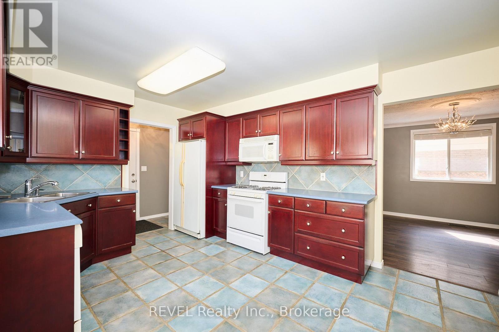 6237 Monterey Avenue, Niagara Falls (West Wood), Ontario  L2H 2A5 - Photo 7 - X12431637