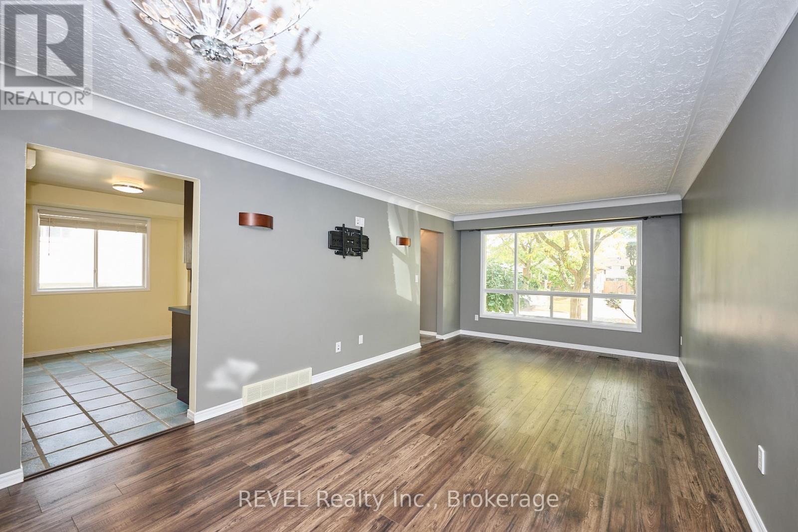 6237 Monterey Avenue, Niagara Falls (West Wood), Ontario  L2H 2A5 - Photo 8 - X12431637