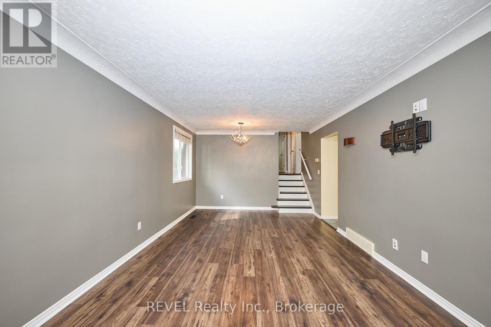 6237 Monterey Avenue, Niagara Falls (West Wood), Ontario  L2H 2A5 - Photo 9 - X12431637