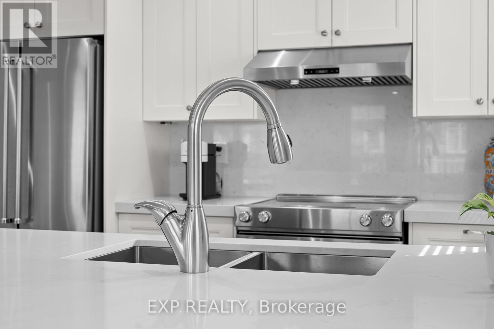 292 Reis Place, Milton, Ontario  L9E 0A9 - Photo 4 - W12431530