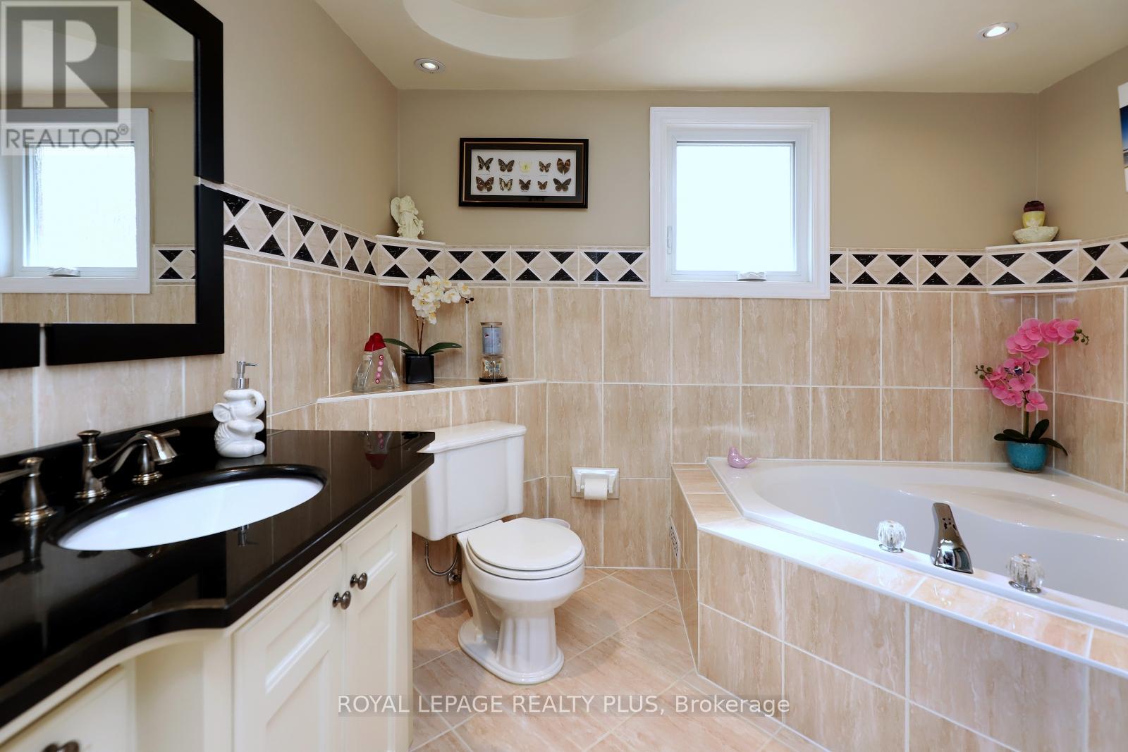 1086 Hedge Drive, Mississauga, Ontario  L4Y 1G2 - Photo 28 - W12431541