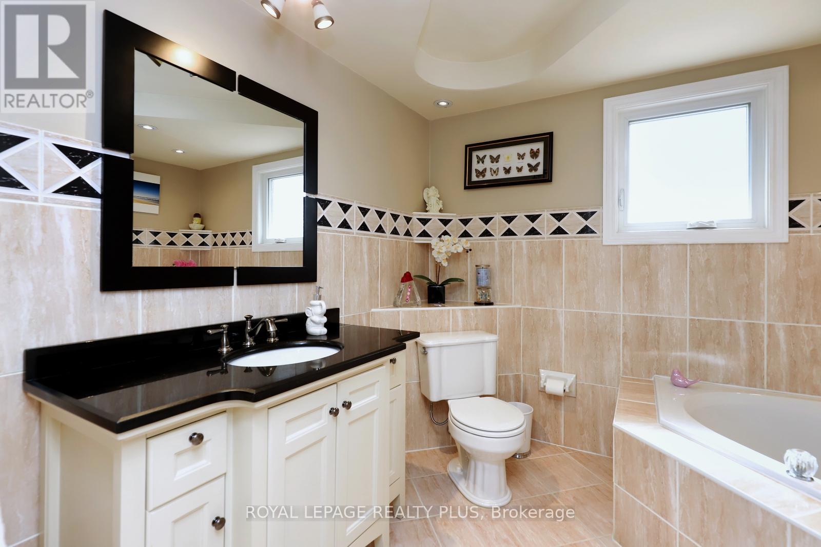 1086 Hedge Drive, Mississauga, Ontario  L4Y 1G2 - Photo 29 - W12431541