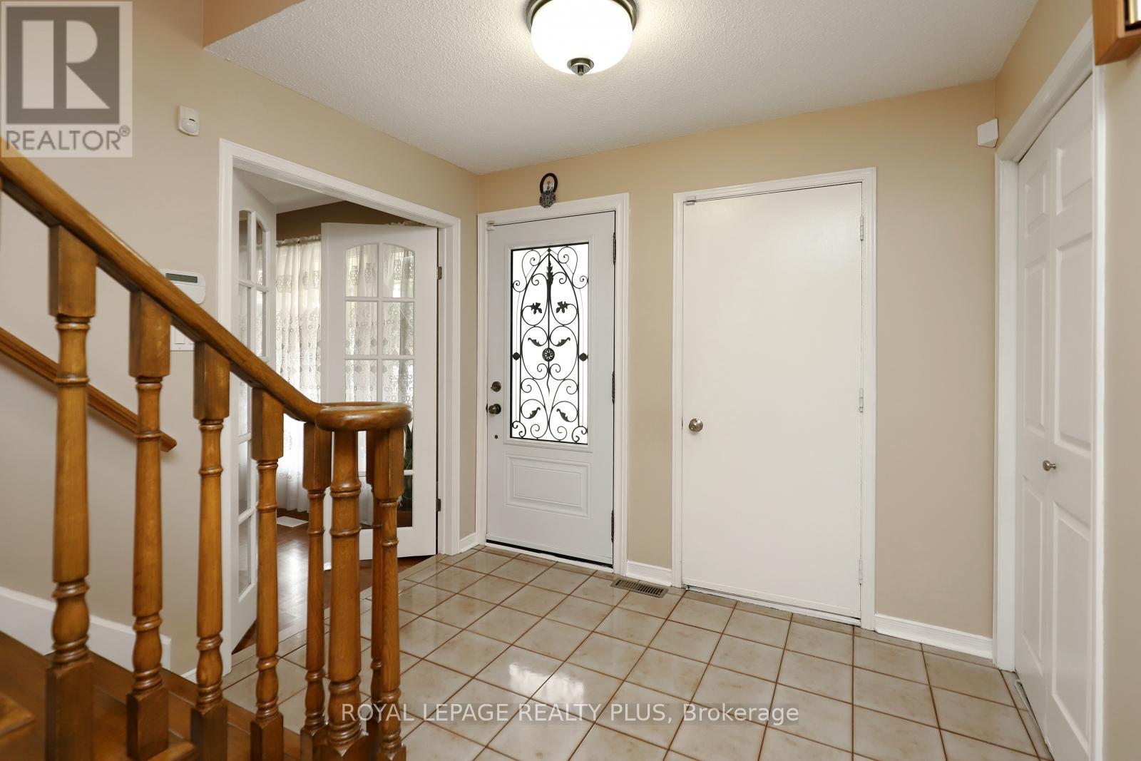 1086 Hedge Drive, Mississauga, Ontario  L4Y 1G2 - Photo 5 - W12431541