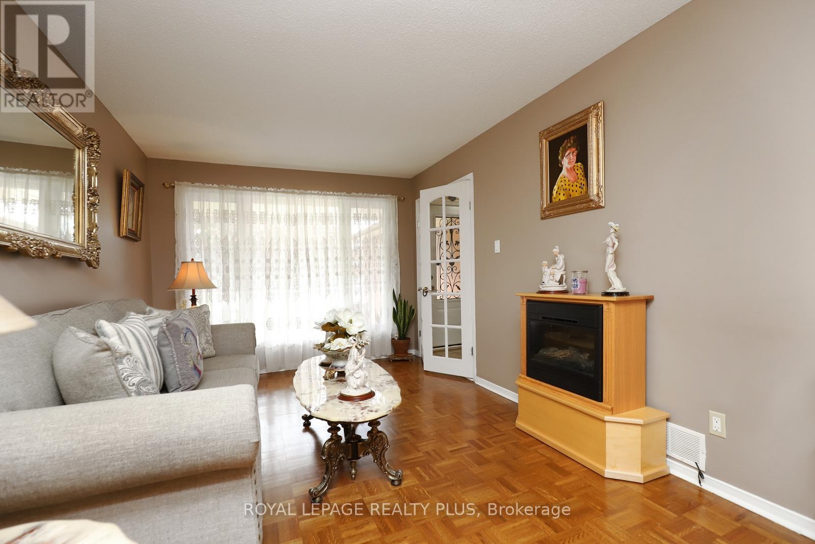 1086 Hedge Drive, Mississauga, Ontario  L4Y 1G2 - Photo 9 - W12431541