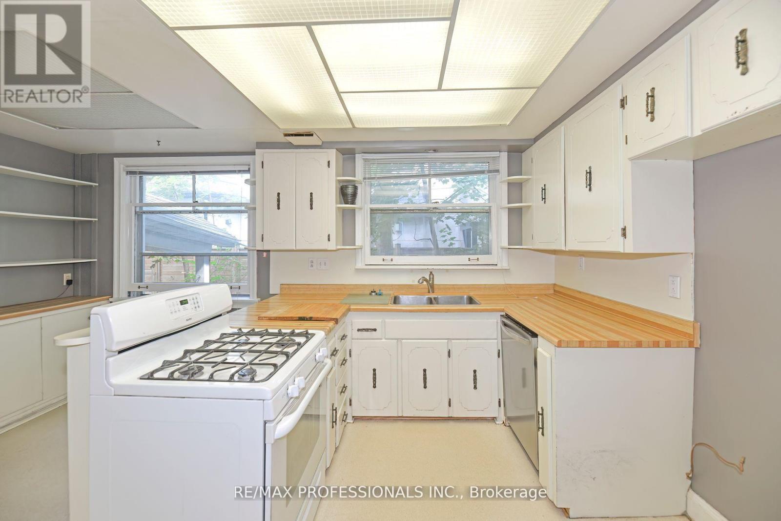 1161 Royal York Road, Toronto, Ontario  M9A 4B2 - Photo 6 - W12431569