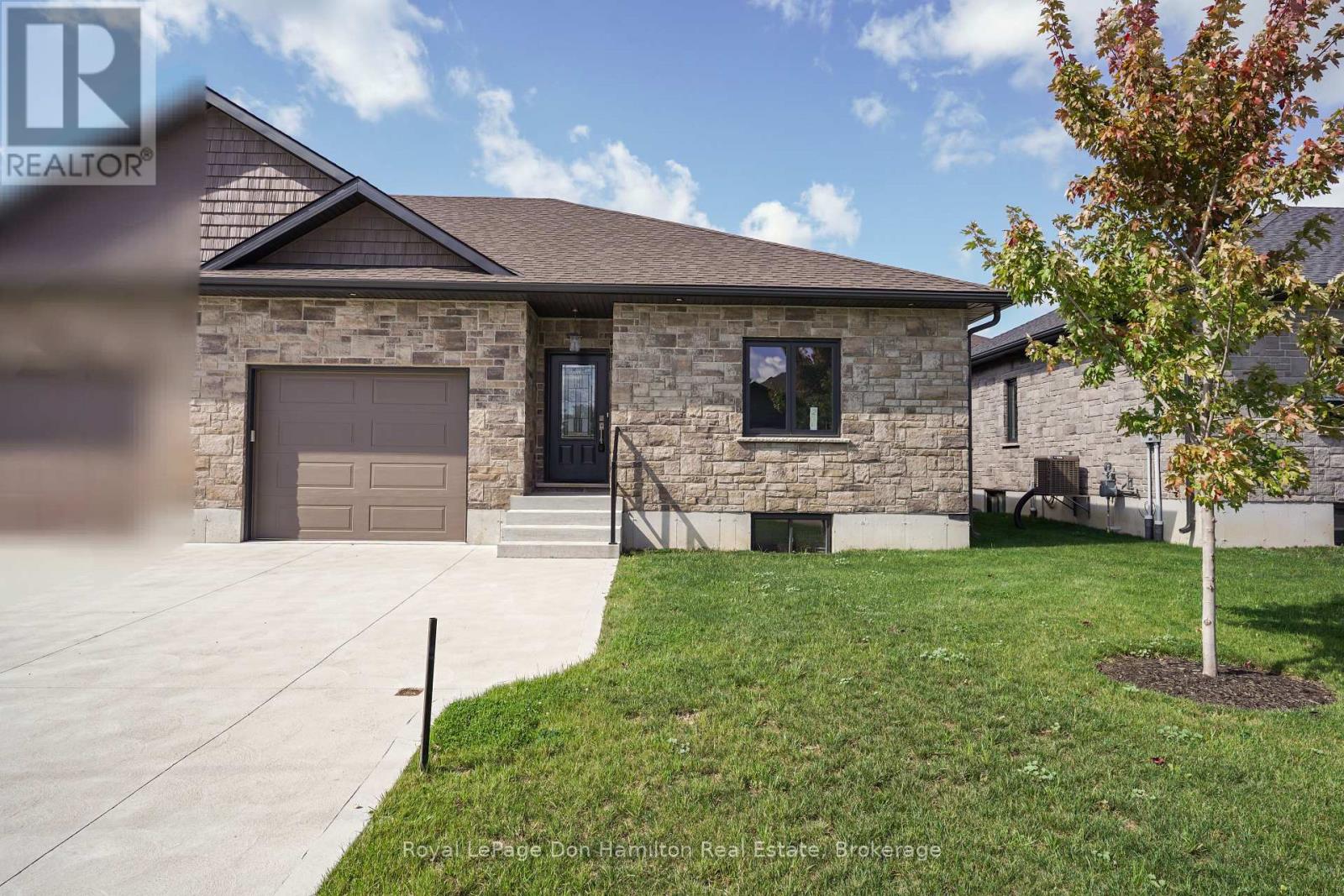 274 Queen Street S, North Perth, Ontario  N0G 1B0 - Photo 2 - X12431655