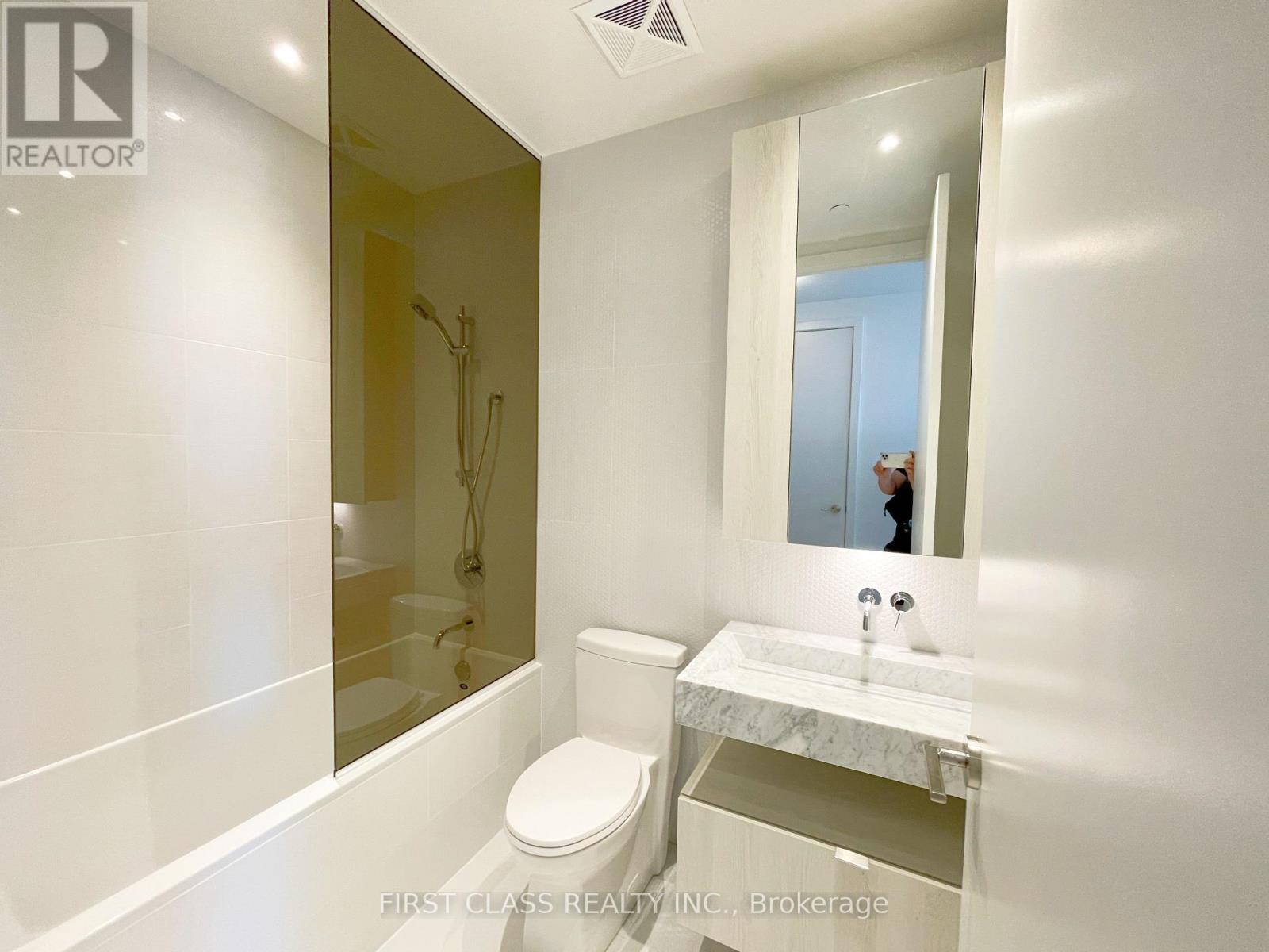 6210 - 11 Yorkville Avenue W, Toronto, Ontario  M4W 0B7 - Photo 5 - C12431601