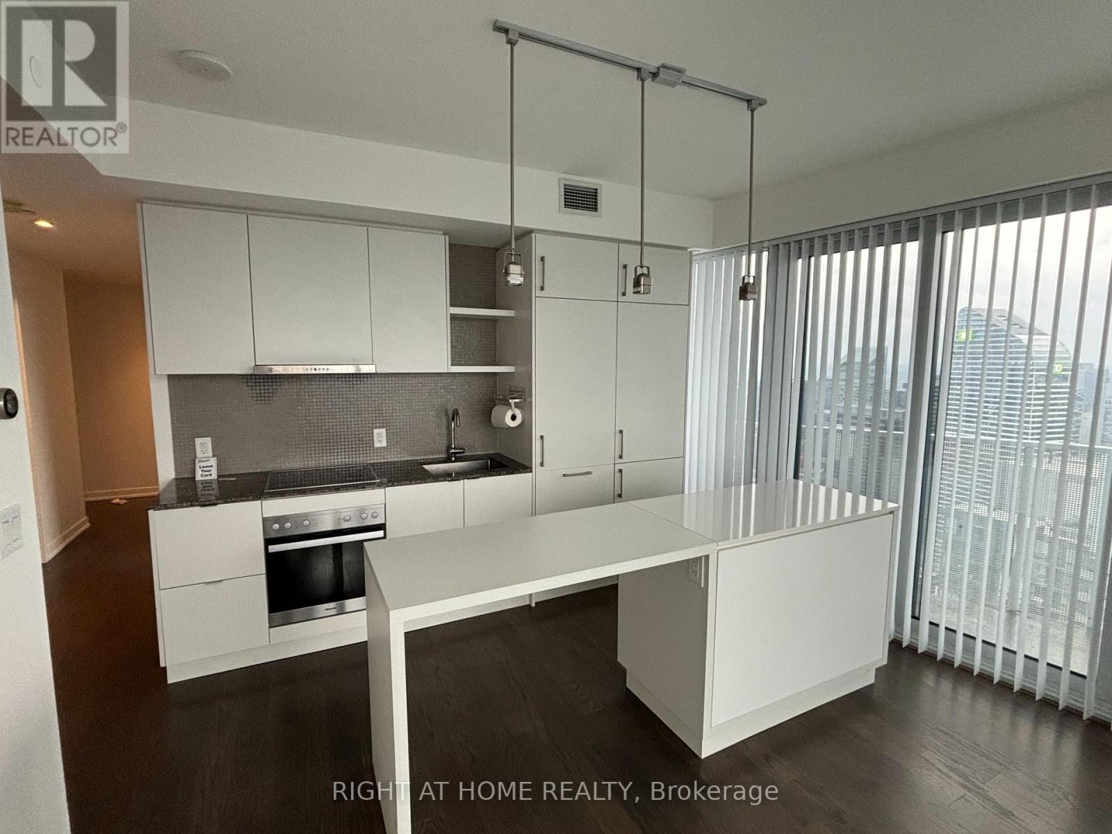 6704 - 100 Harbour Street, Toronto, Ontario  M5J 2T5 - Photo 2 - C12431613