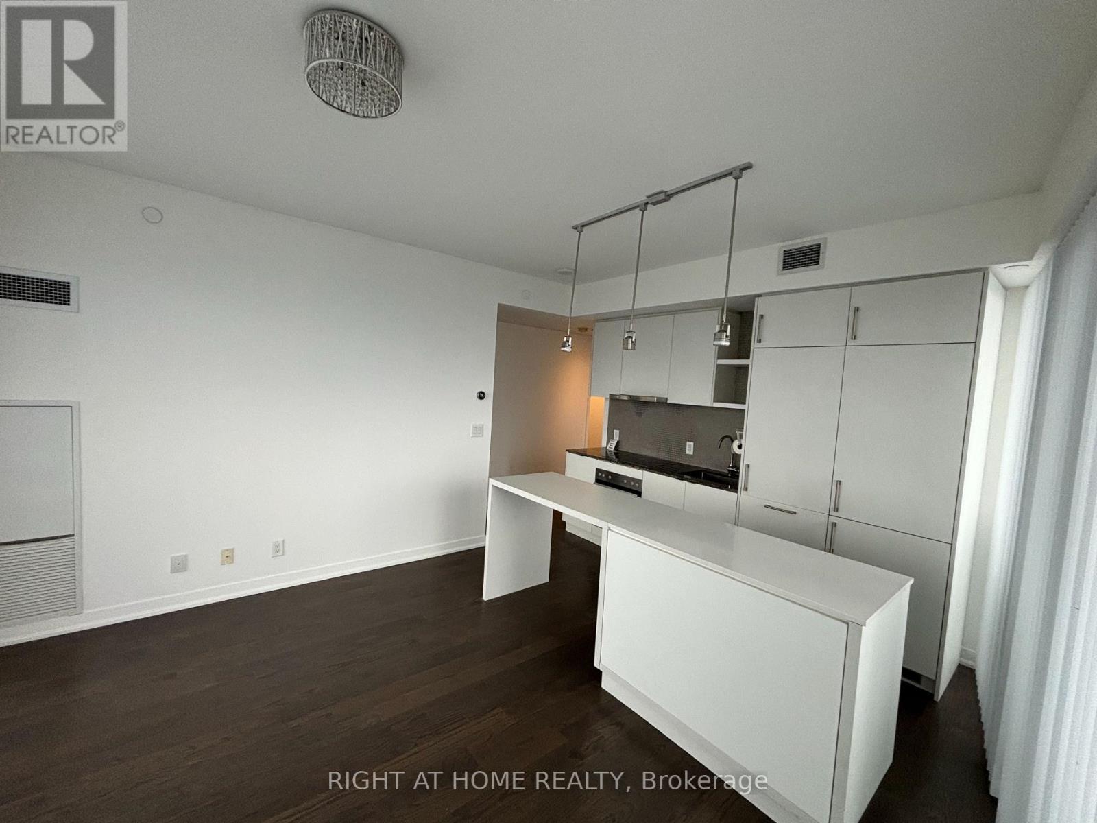 6704 - 100 Harbour Street, Toronto, Ontario  M5J 2T5 - Photo 4 - C12431613