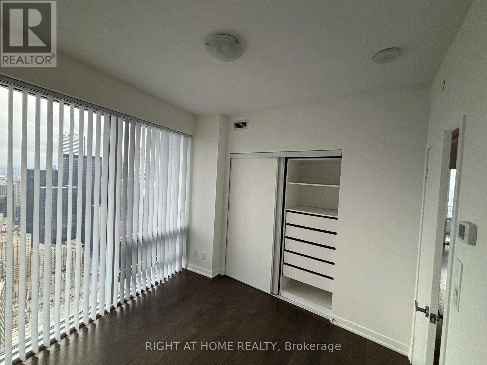 6704 - 100 Harbour Street, Toronto, Ontario  M5J 2T5 - Photo 6 - C12431613