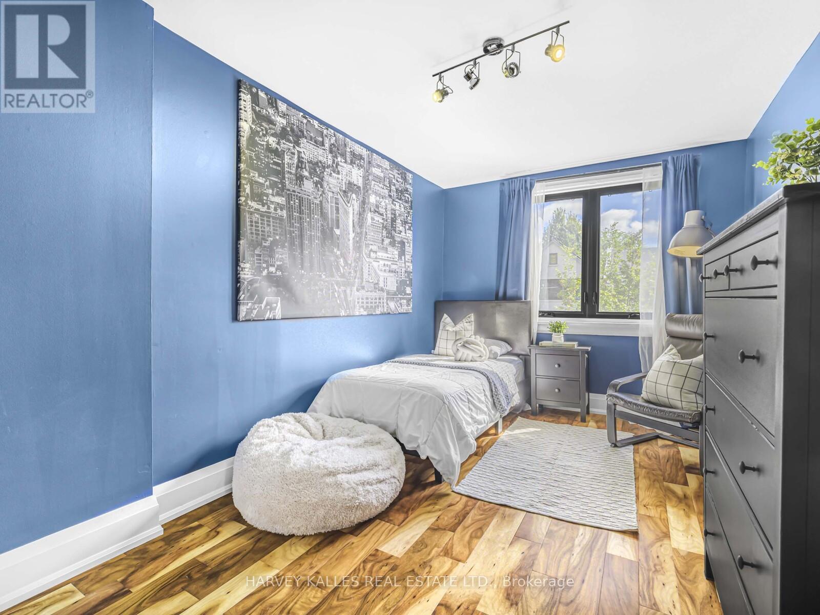 116 Pinewood Avenue, Toronto, Ontario  M6C 2V3 - Photo 14 - C12431636