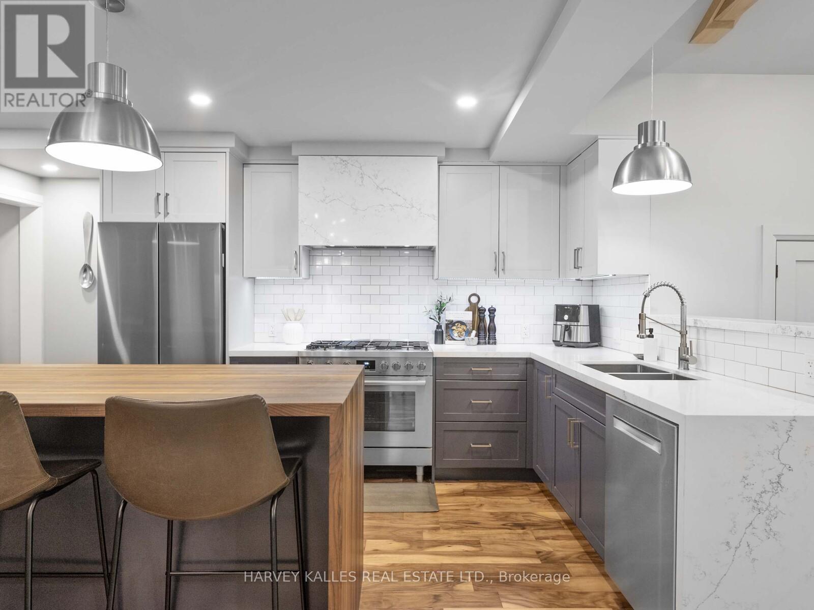 116 Pinewood Avenue, Toronto, Ontario  M6C 2V3 - Photo 5 - C12431636