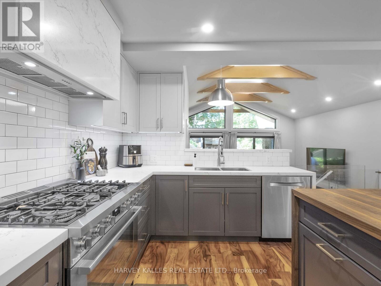 116 Pinewood Avenue, Toronto, Ontario  M6C 2V3 - Photo 6 - C12431636