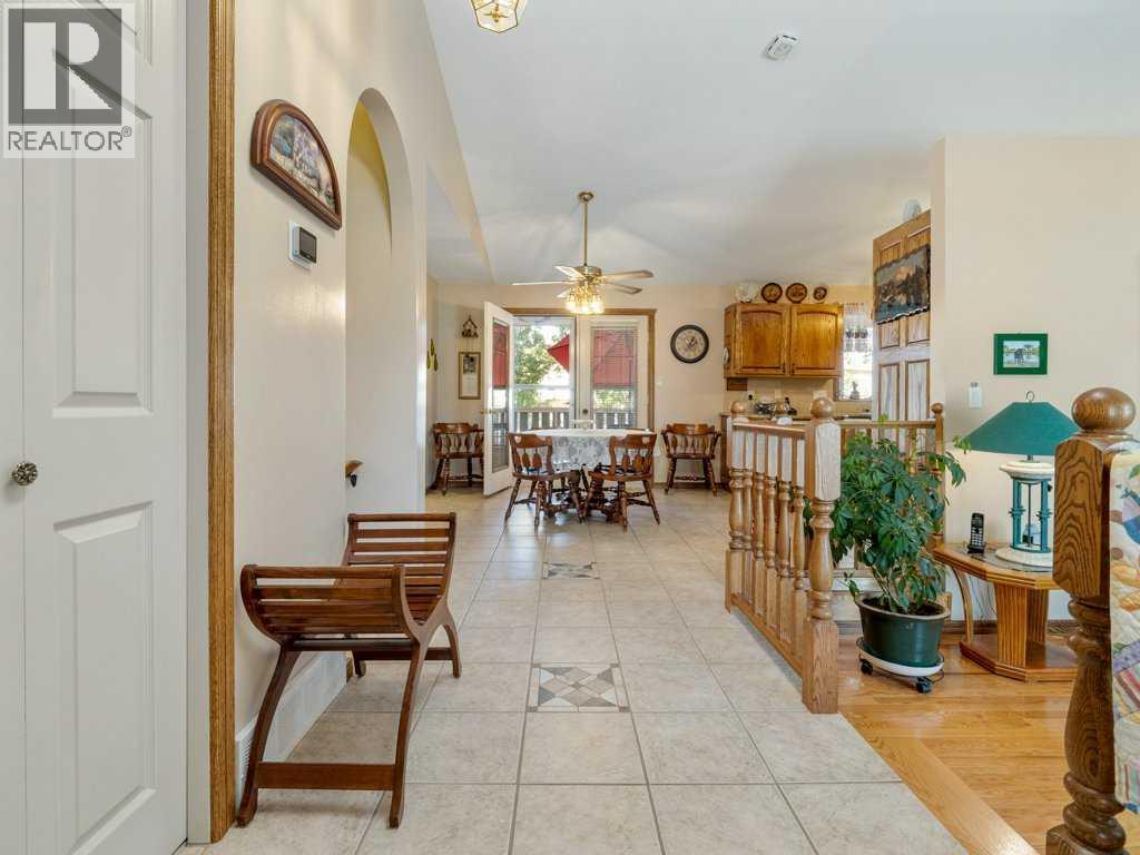 27 Erminerun Place N, Lethbridge, Alberta  T1H 5X6 - Photo 3 - A2260331