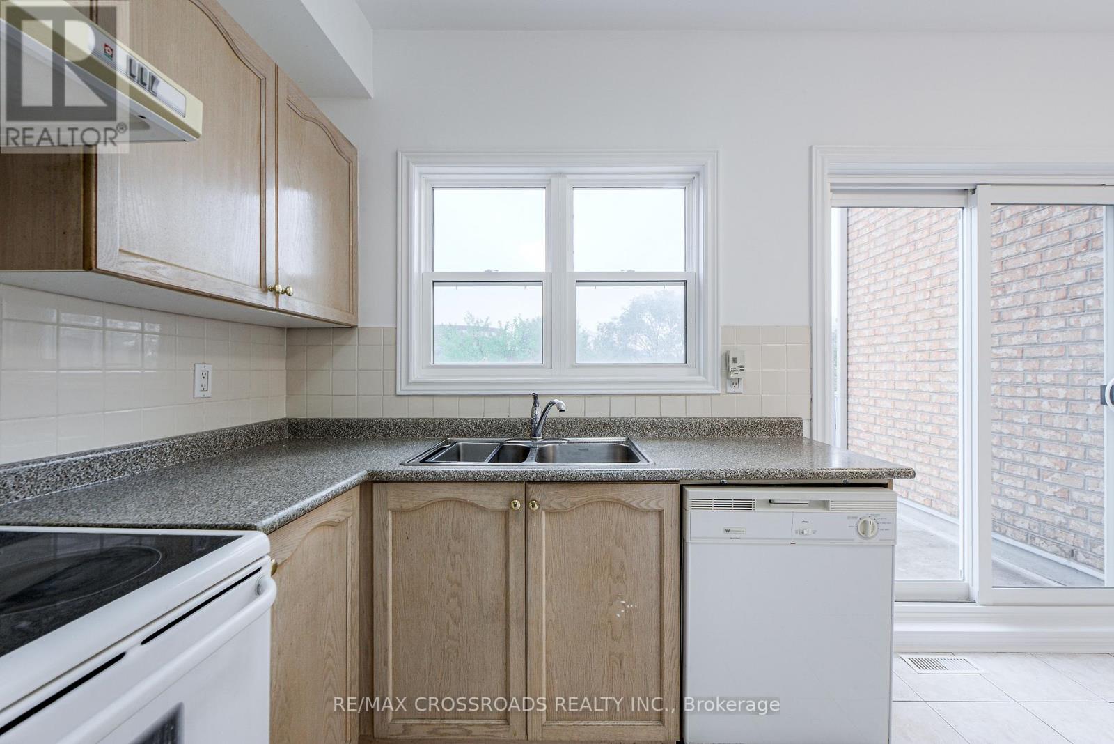 111 Pond Drive, Markham, Ontario  L3T 7V5 - Photo 17 - N12431600