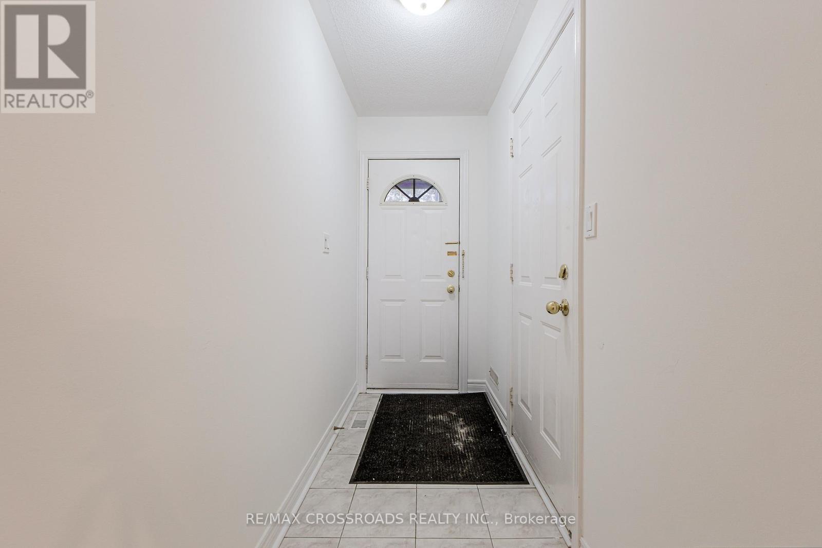 111 Pond Drive, Markham, Ontario  L3T 7V5 - Photo 4 - N12431600