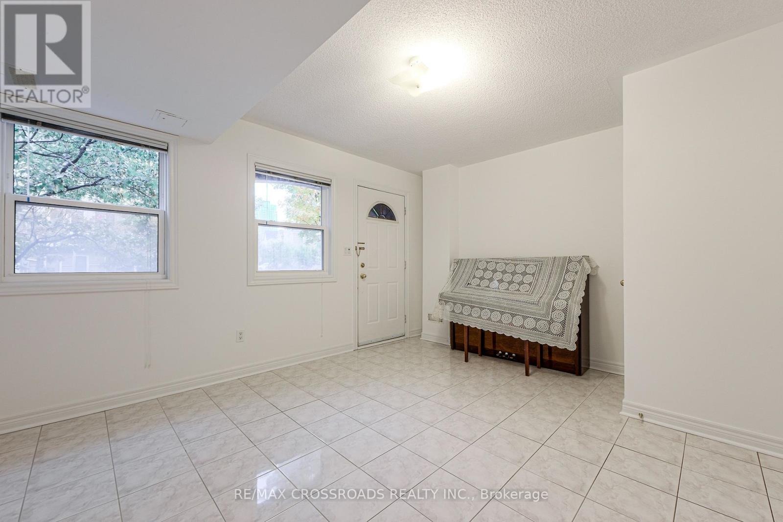 111 Pond Drive, Markham, Ontario  L3T 7V5 - Photo 7 - N12431600