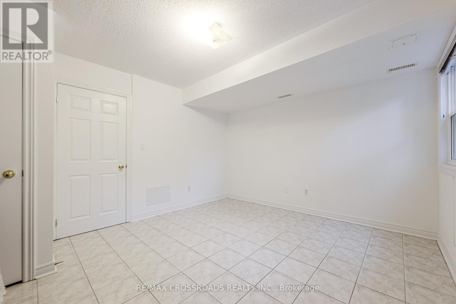 111 Pond Drive, Markham, Ontario  L3T 7V5 - Photo 8 - N12431600