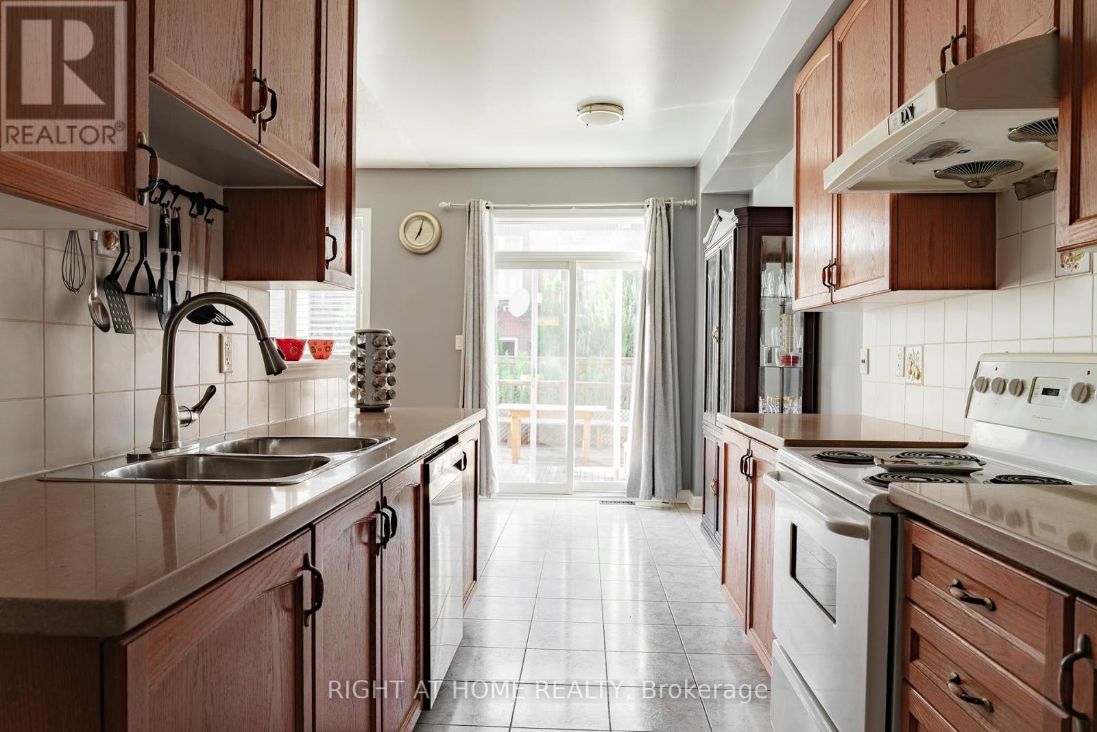 29 - 8 Townwood Drive, Richmond Hill, Ontario  L4E 4X9 - Photo 14 - N12431611