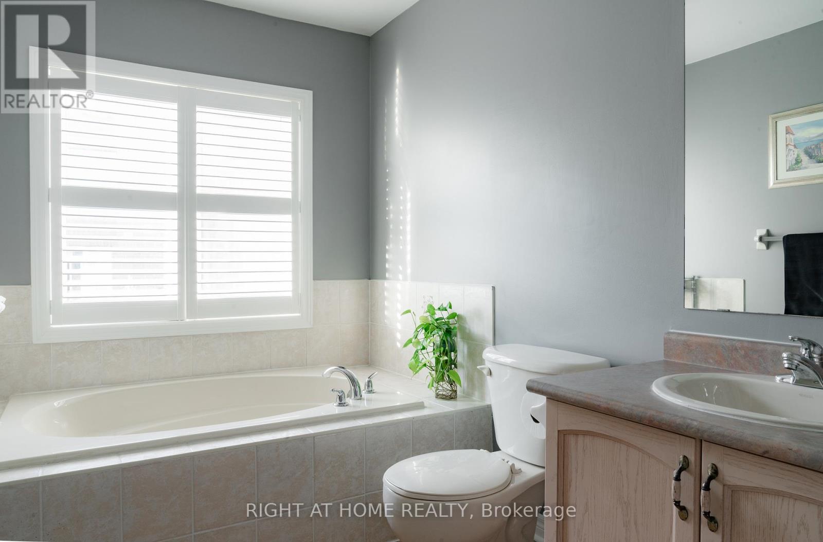 29 - 8 Townwood Drive, Richmond Hill, Ontario  L4E 4X9 - Photo 19 - N12431611