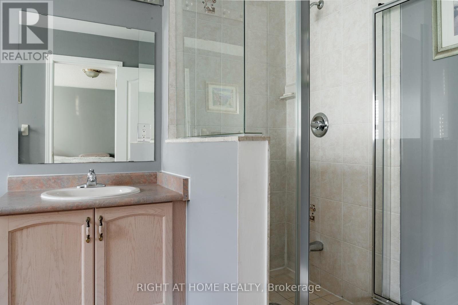 29 - 8 Townwood Drive, Richmond Hill, Ontario  L4E 4X9 - Photo 20 - N12431611