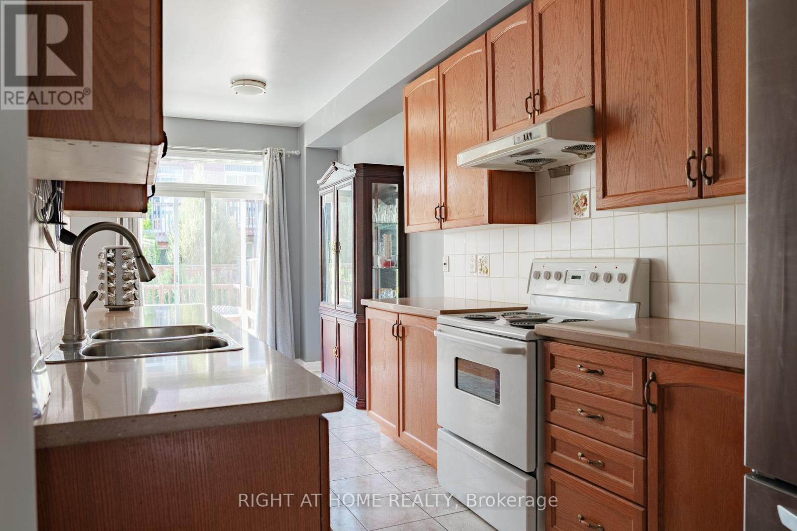 29 - 8 Townwood Drive, Richmond Hill, Ontario  L4E 4X9 - Photo 9 - N12431611