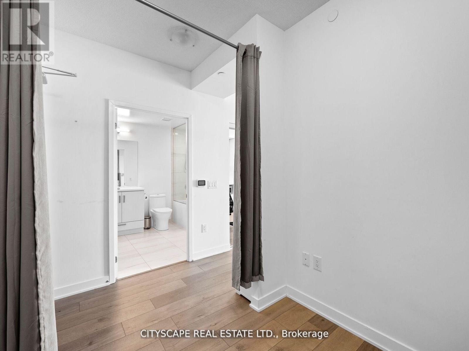 1516 - 10 Honeycrisp Crescent N, Vaughan, Ontario  L4K 0M7 - Photo 4 - N12431614