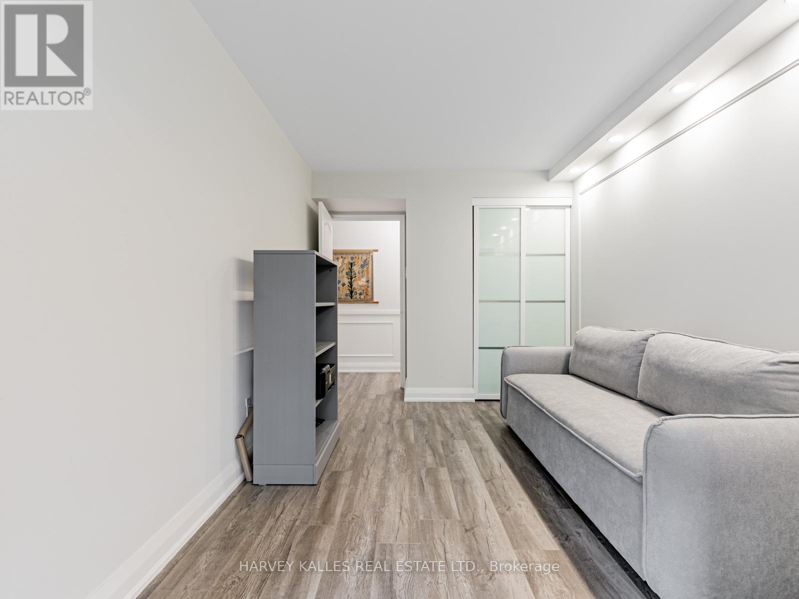 211 - 7 Townsgate Drive, Vaughan, Ontario  L4J 7Z9 - Photo 11 - N12431704