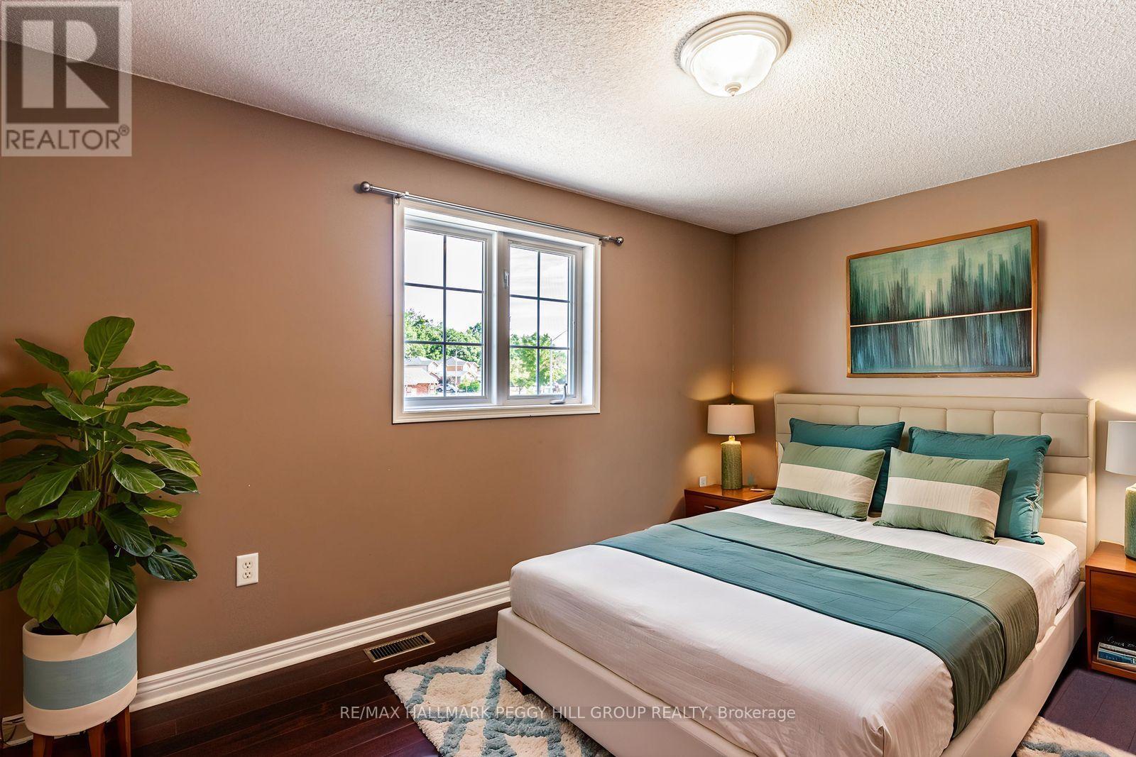 261 Mapleton Avenue, Barrie, Ontario  L4N 8T3 - Photo 5 - S12431675