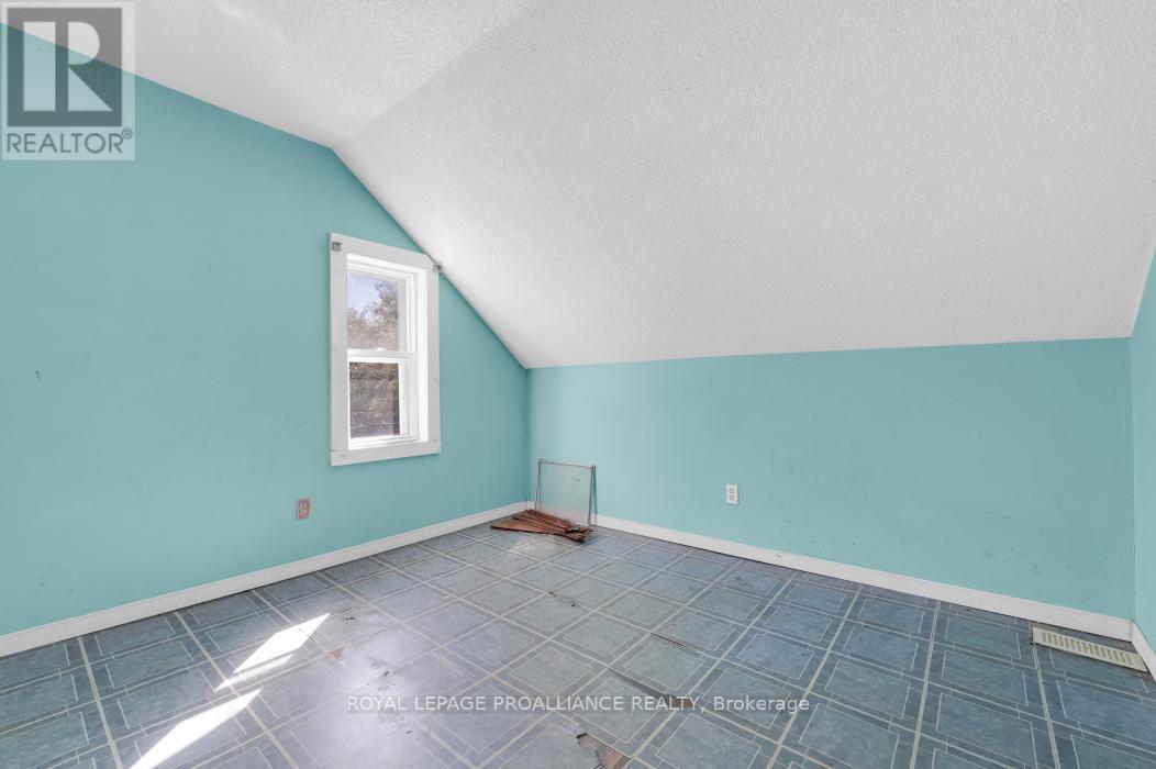 16 Glastonbury Road, Addington Highlands, Ontario  K0H 2G0 - Photo 17 - X12388940