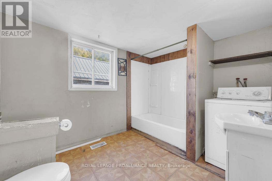 16 Glastonbury Road, Addington Highlands, Ontario  K0H 2G0 - Photo 10 - X12388940