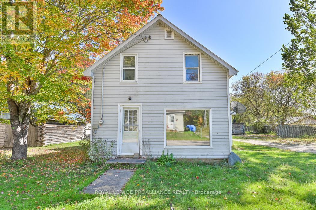 16 Glastonbury Road, Addington Highlands, Ontario  K0H 2G0 - Photo 2 - X12388940
