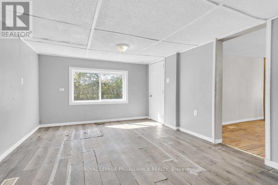 16 Glastonbury Road, Addington Highlands, Ontario  K0H 2G0 - Photo 4 - X12388940