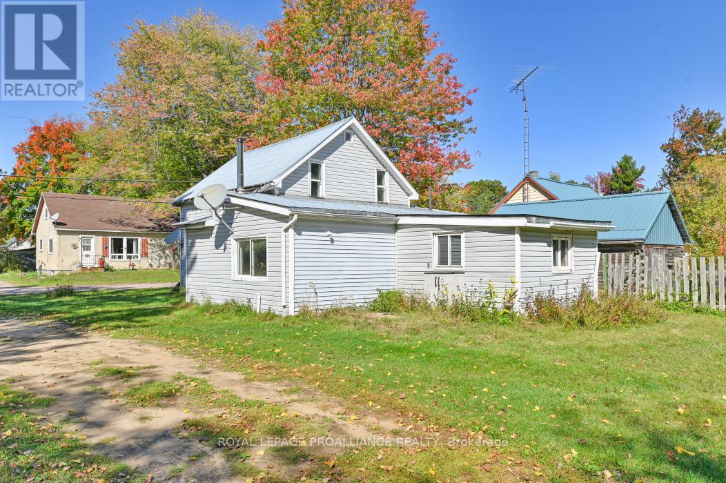 16 Glastonbury Road, Addington Highlands, Ontario  K0H 2G0 - Photo 19 - X12388940