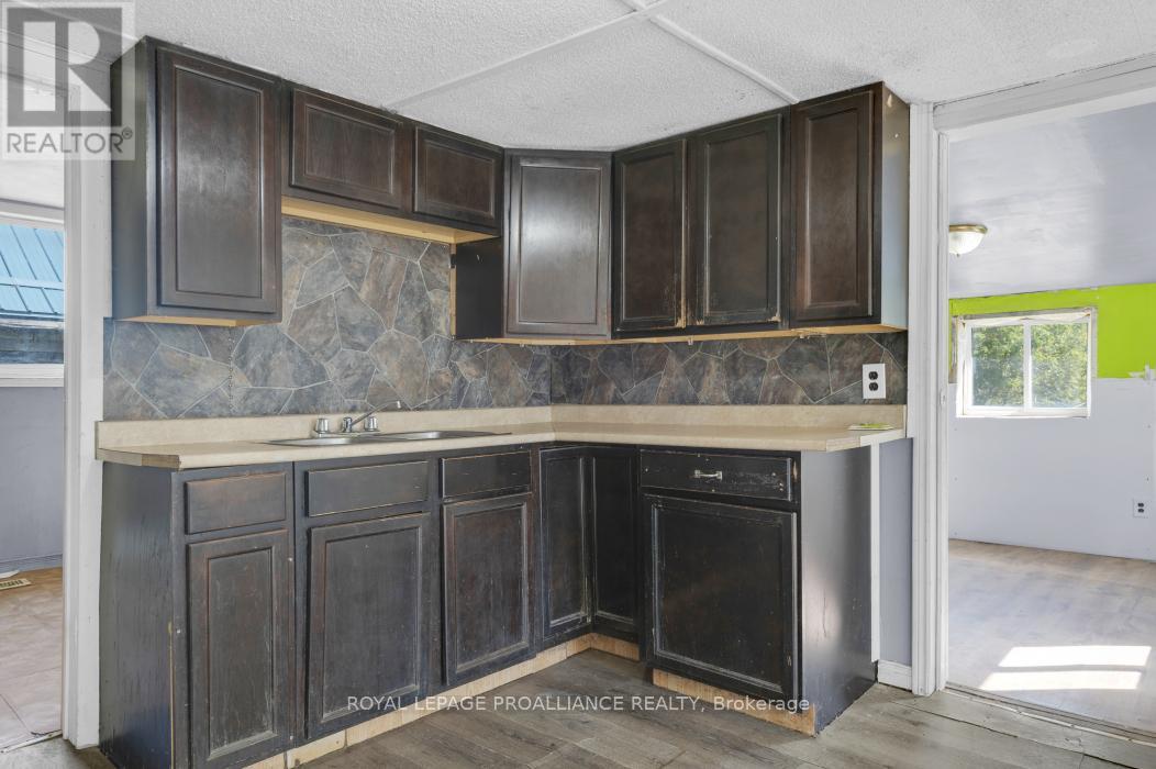 16 Glastonbury Road, Addington Highlands, Ontario  K0H 2G0 - Photo 8 - X12388940