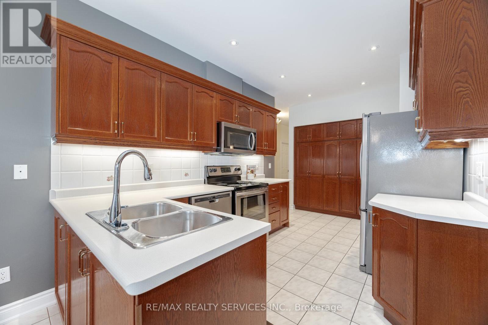 3 Tuscany Lane, Brampton, Ontario  L6R 1W5 - Photo 13 - W12431584