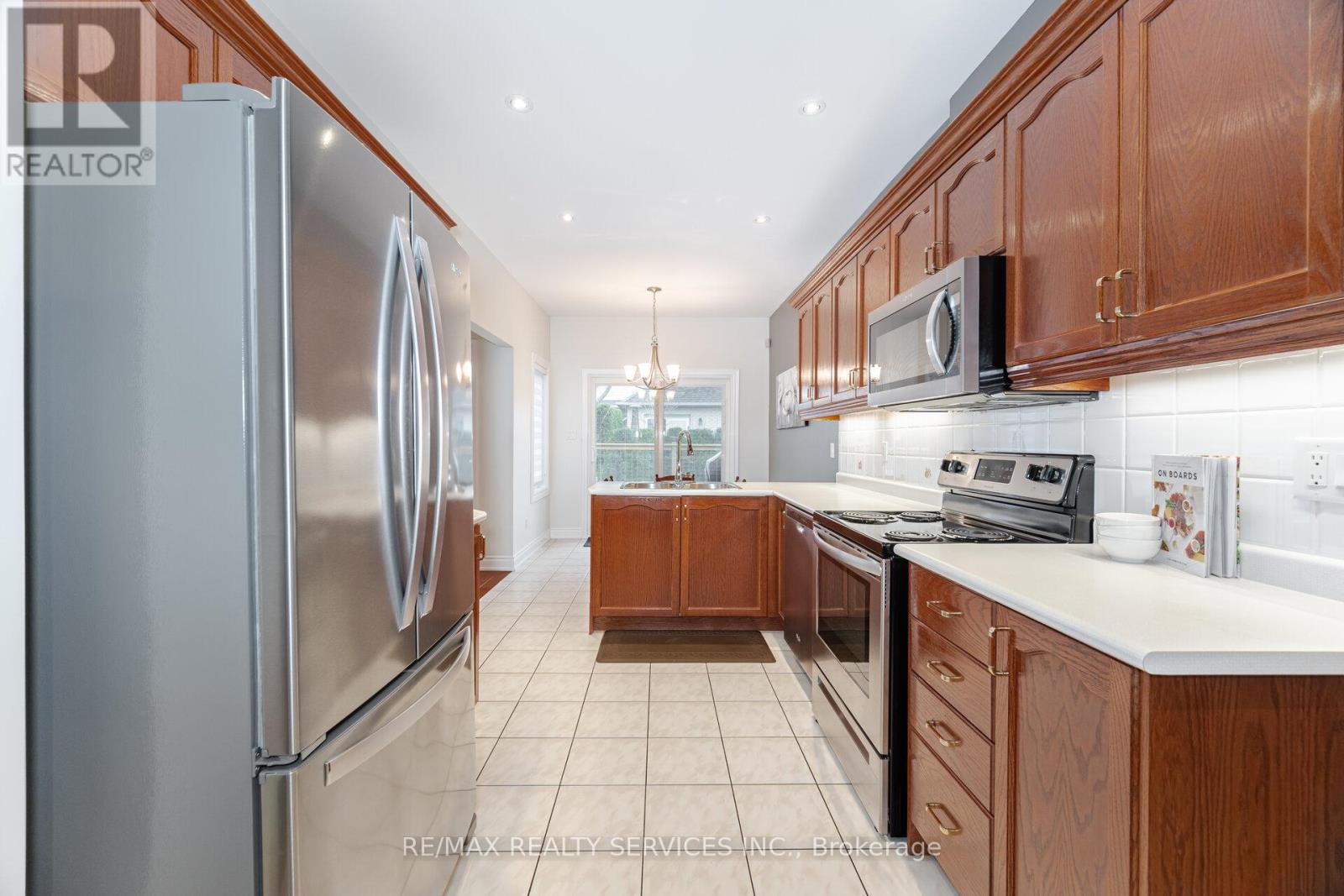3 Tuscany Lane, Brampton, Ontario  L6R 1W5 - Photo 15 - W12431584