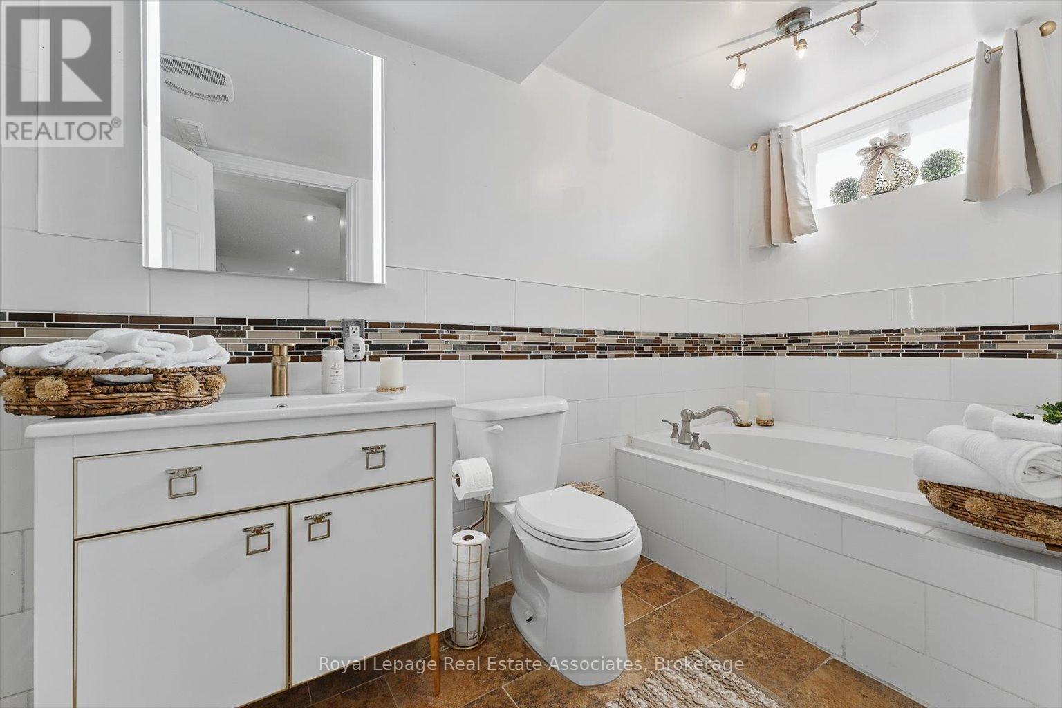 1106 Haig Boulevard, Mississauga, Ontario  L5E 2M5 - Photo 32 - W12431607