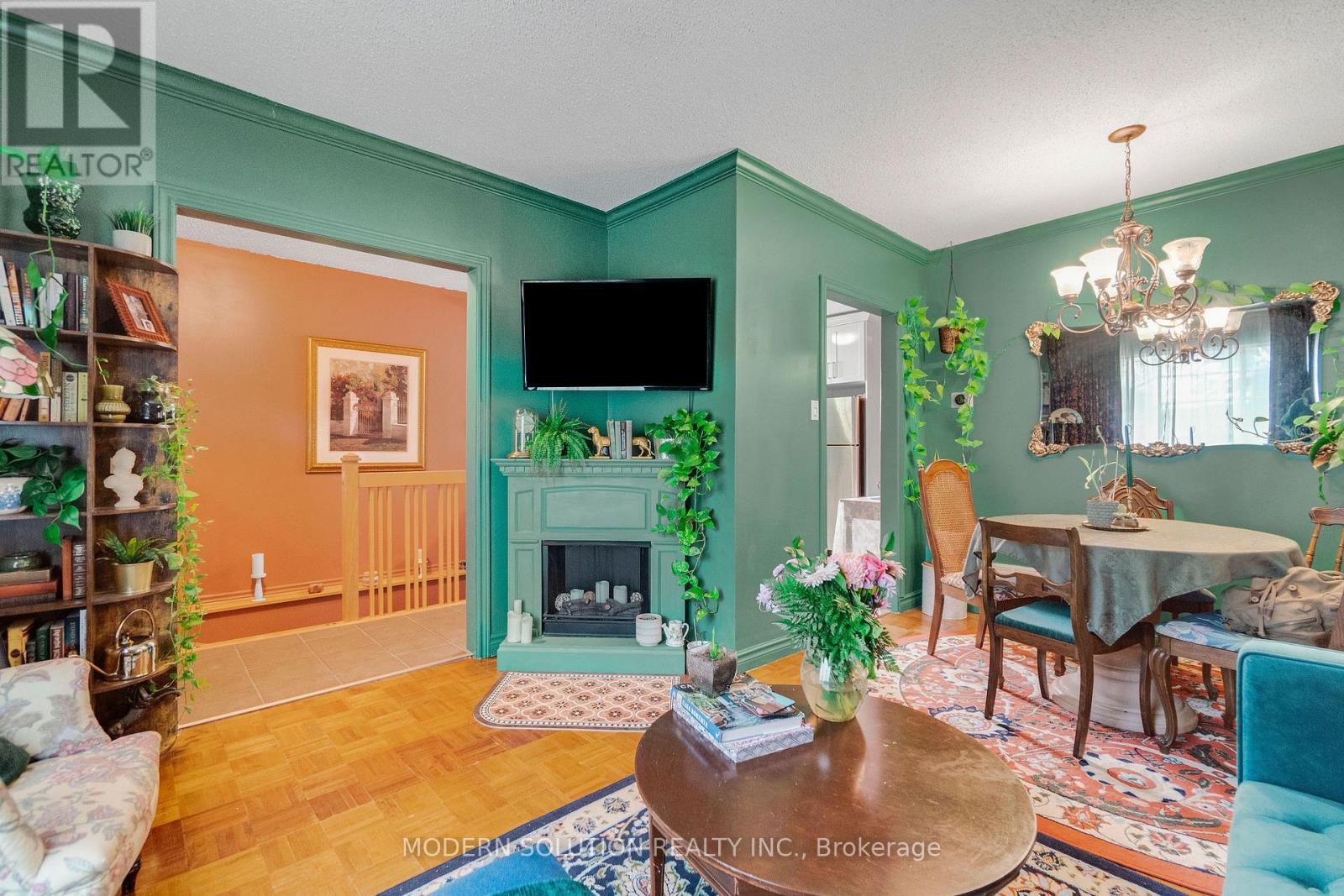5a Dynevor Road, Toronto, Ontario  M6E 3W7 - Photo 11 - W12431639