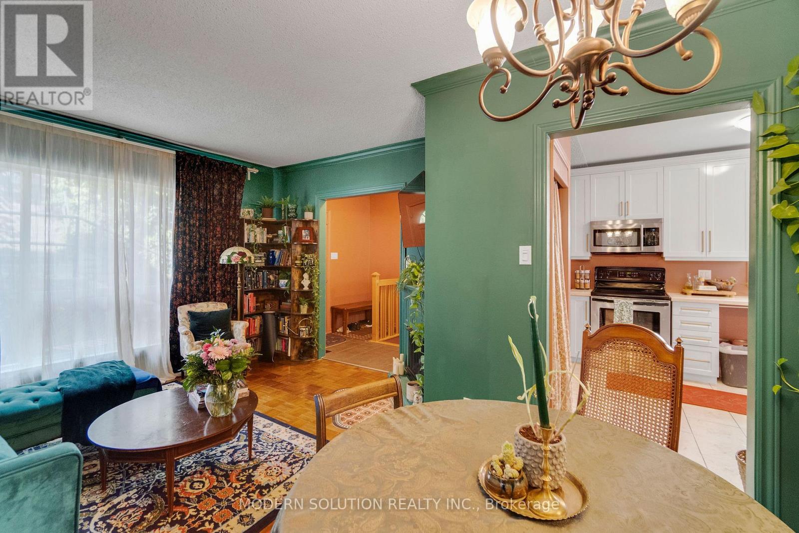 5a Dynevor Road, Toronto, Ontario  M6E 3W7 - Photo 13 - W12431639