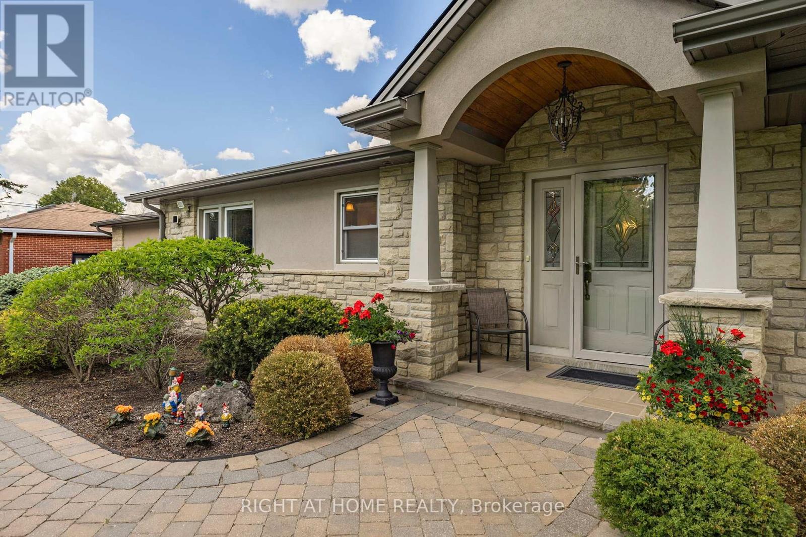 42 Valleyview Road, Brampton, Ontario  L6Z 4P9 - Photo 5 - W12262085
