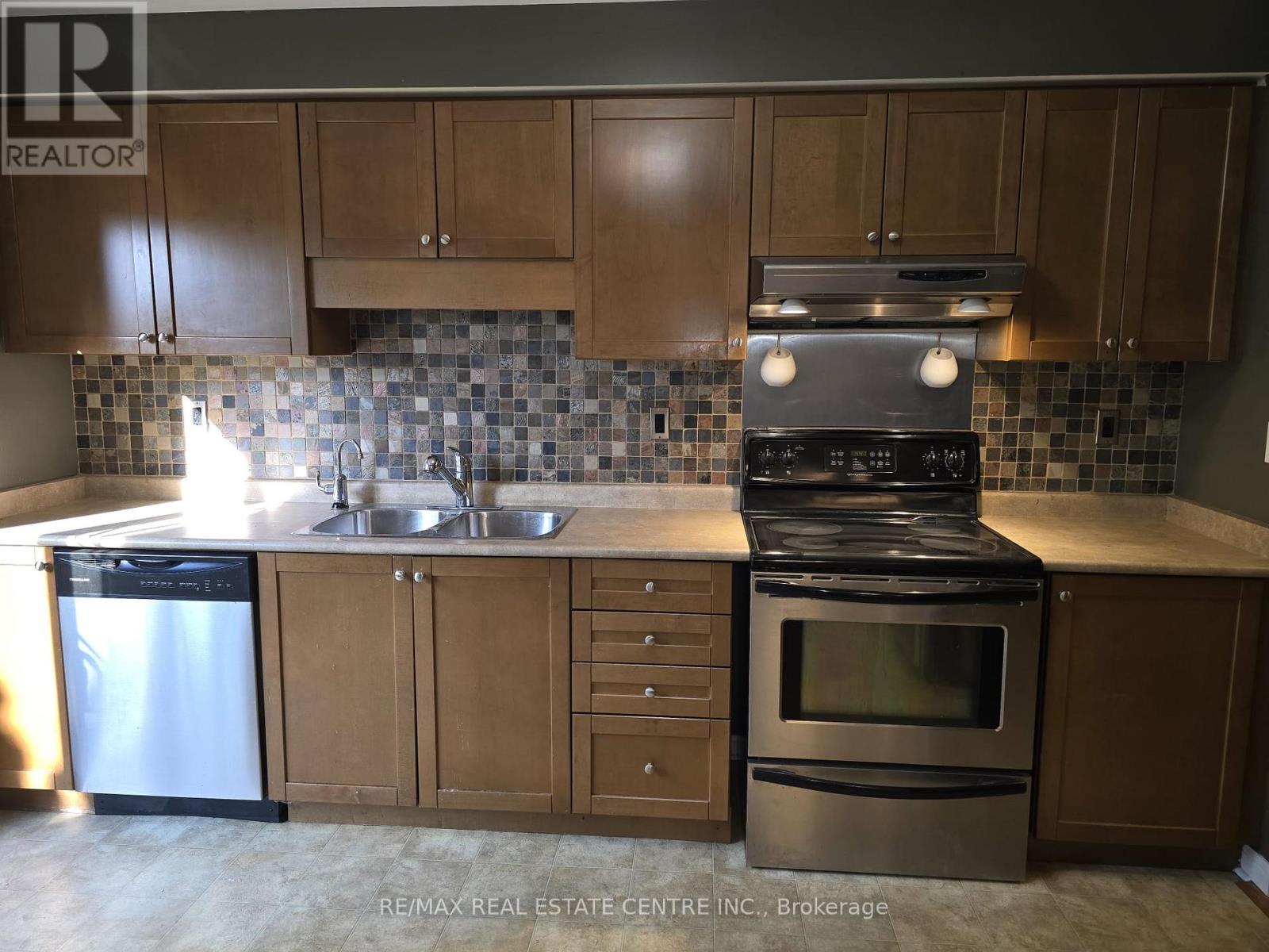 1159 Riddell Crescent, Milton, Ontario  L9T 6Y1 - Photo 9 - W12428737