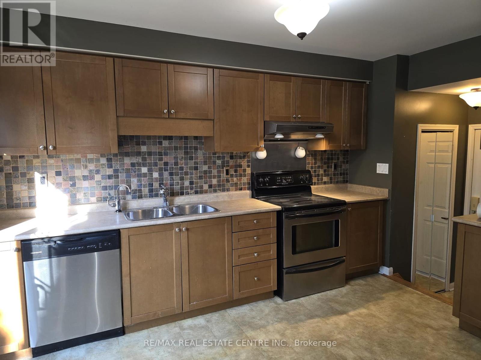 1159 Riddell Crescent, Milton, Ontario  L9T 6Y1 - Photo 11 - W12428737