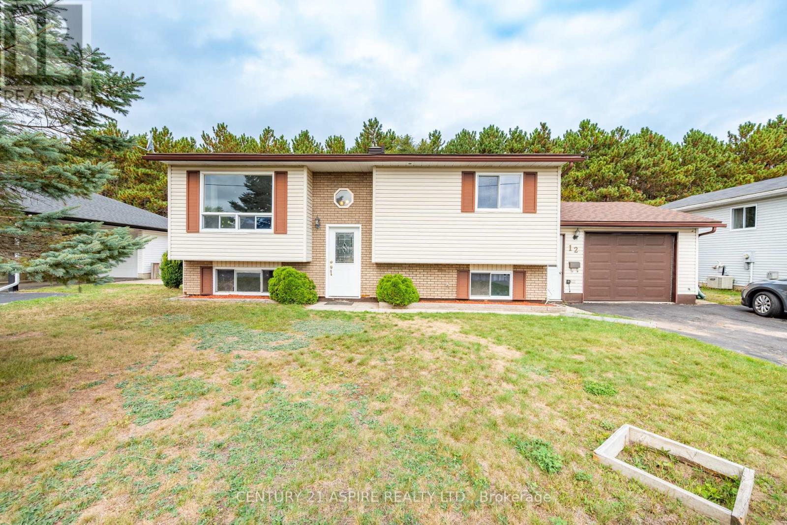 12 DUTCH DRIVE, Petawawa, Ontario
