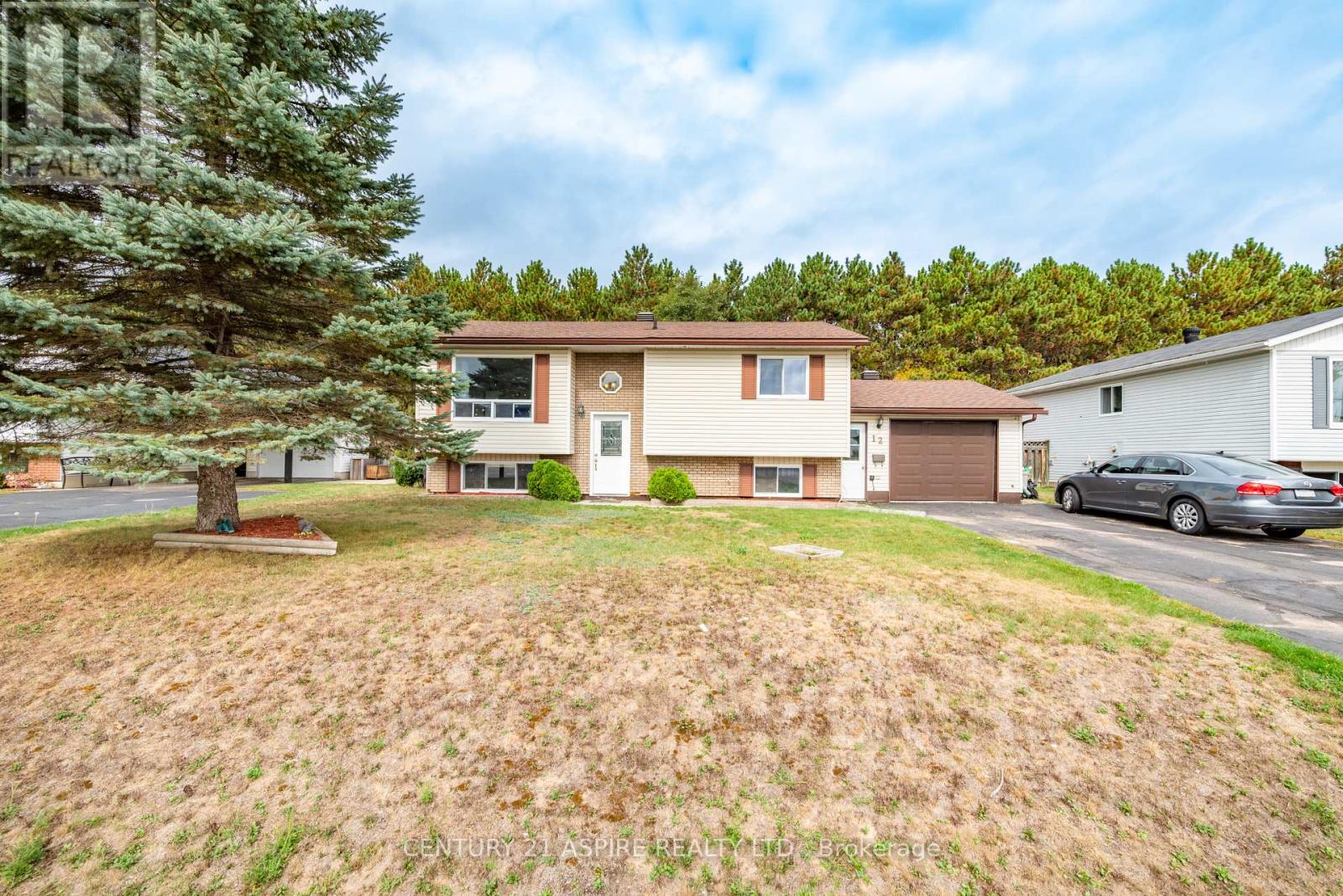 12 Dutch Drive, Petawawa, Ontario  K8H 3M2 - Photo 2 - X12431726