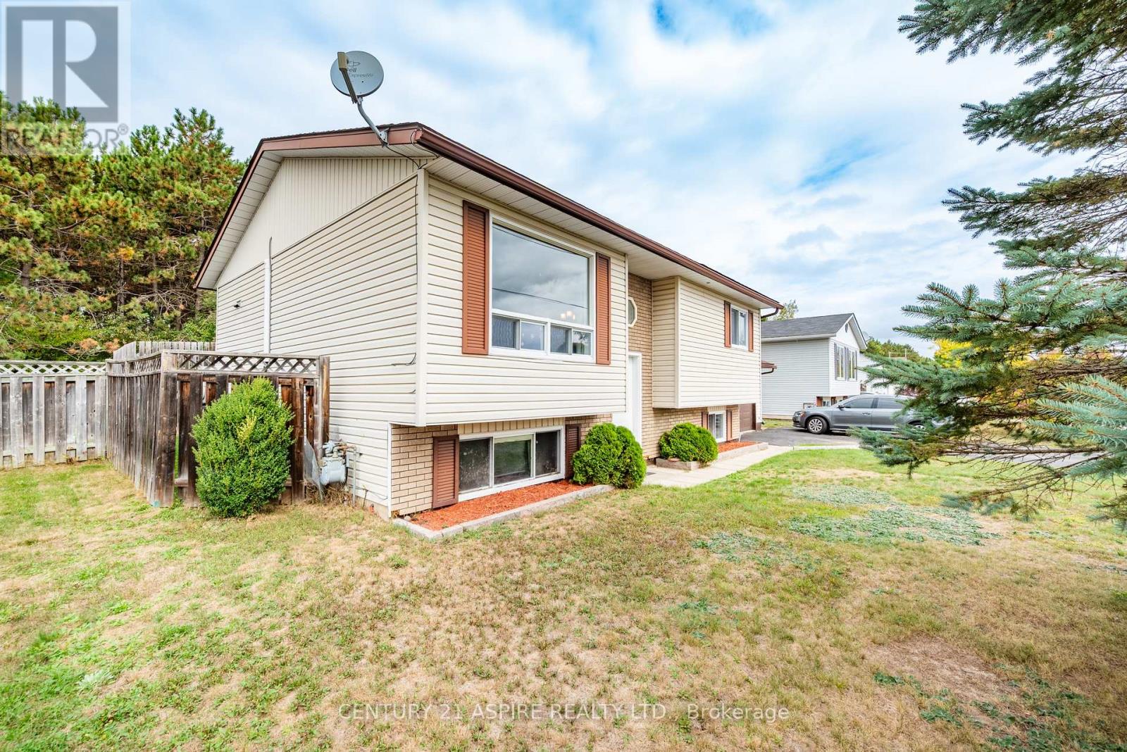 12 Dutch Drive, Petawawa, Ontario  K8H 3M2 - Photo 3 - X12431726